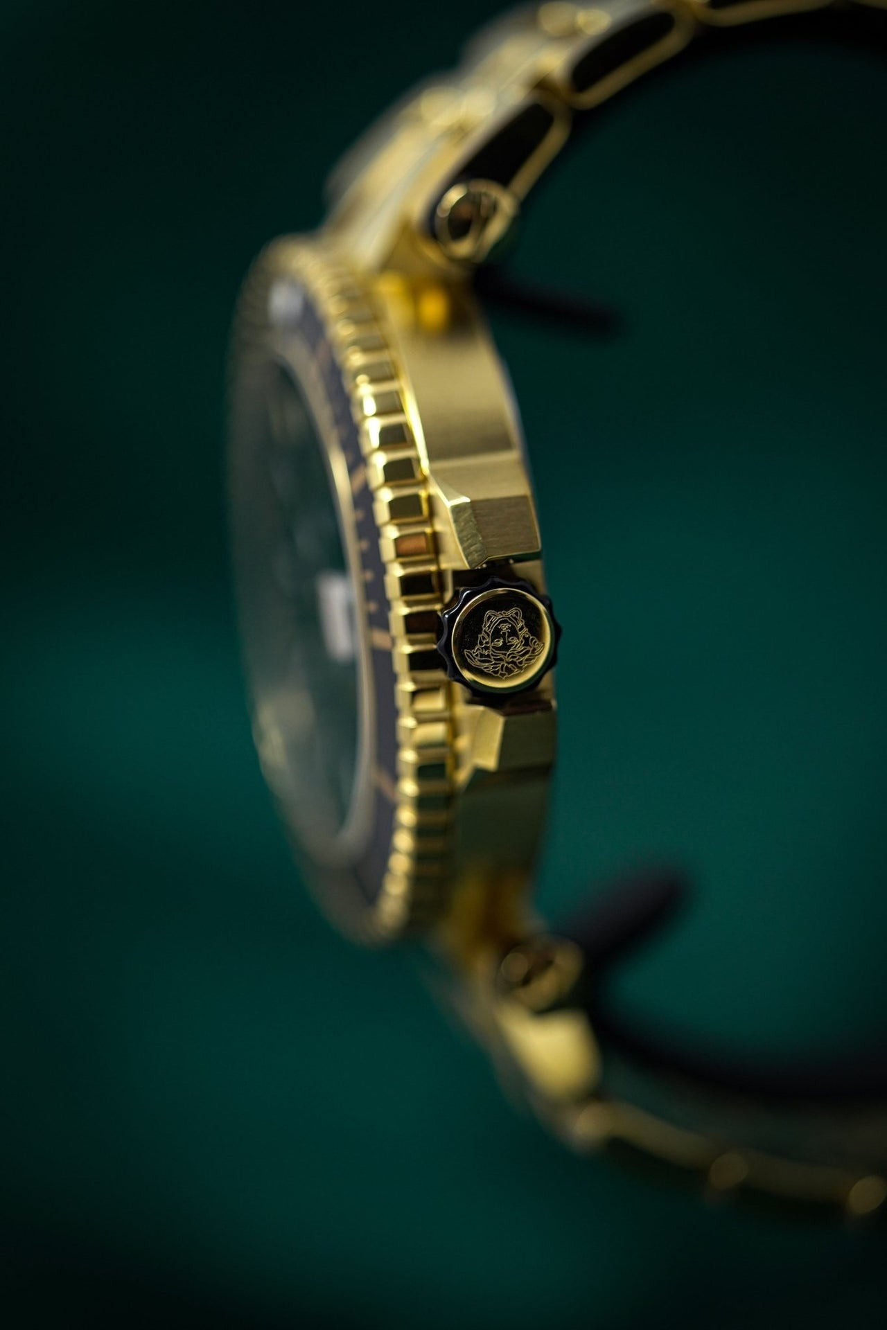 Versace V-Race Diver Gold Plated - Watches & Crystals